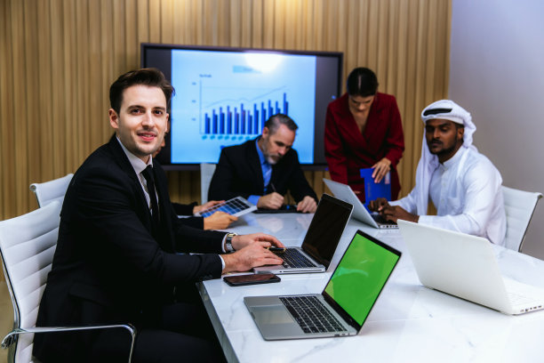 不同的同事聚集在一起头脑风暴，讨论统计数据。商务人士会议会议讨论企业理念。团队头脑风暴工作概念。人会议图片下载