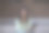 女学生手里拿着数码平板电脑，坐在老建筑的楼梯上摆姿势。图片下载