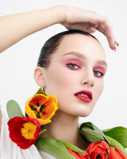 性感的肖像年轻迷人的布雷内特女子持有红色郁金香。极简光纯照片拍摄。温柔浪漫。国际妇女节图片下载