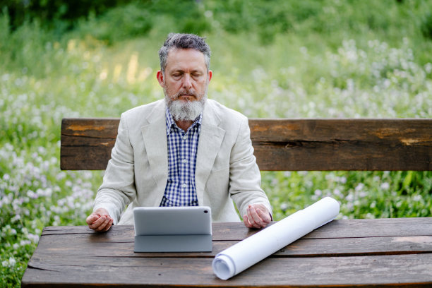 高级商人在大自然中休息和冥想图片下载