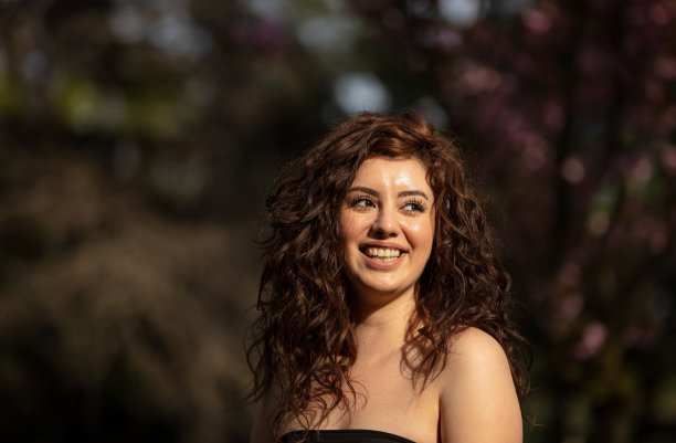 一头卷发的黑发女人的肖像。图片下载