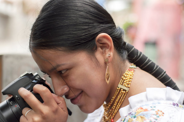 土著女孩用反光镜向下拍照的特写图片下载