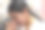 土著女孩用反光镜向下拍照的特写图片下载