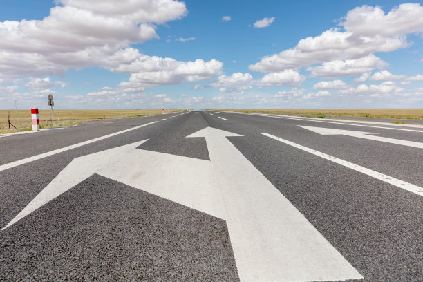 路上有箭头标志图片下载