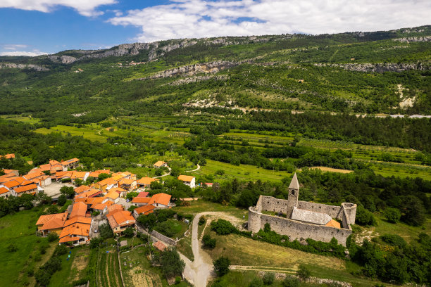斯洛文尼亚赫拉斯托夫列的圣三一教堂。著名的死亡之舞(死亡之舞)壁画。无人机的观点。图片下载