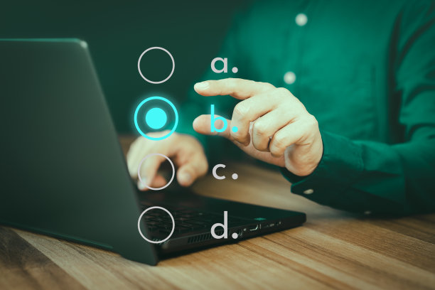 成年人使用笔记本电脑为文件审批和检查表规划概念打正确的标记。采取考核、评价、考试、教育、问卷调查、在线调查等在线考试。图片下载