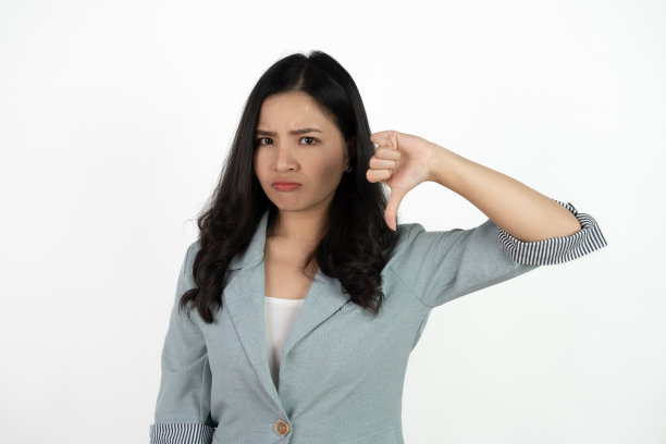 兴奋的年轻亚洲女子举手庆祝成功肖像开朗积极的亚洲女性举手和拳头张开嘴女孩得到快乐享受生活白色背景复制空间。图片下载