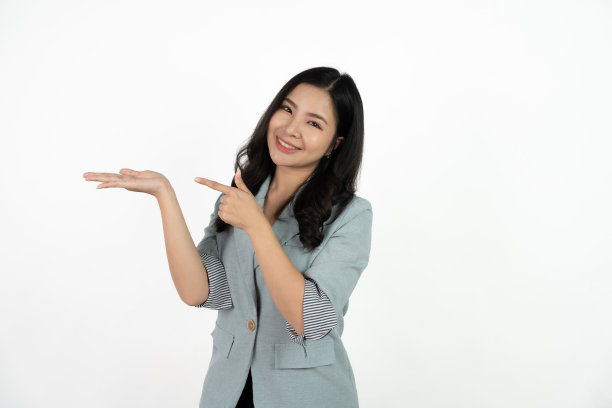 亚洲女商人孤立在白色背景指着一边展示产品。图片下载