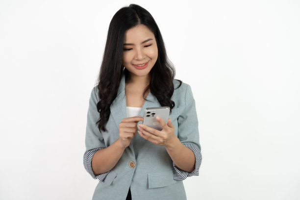 令人惊讶的是，亚洲美女在白色背景下使用智能手机。图片下载