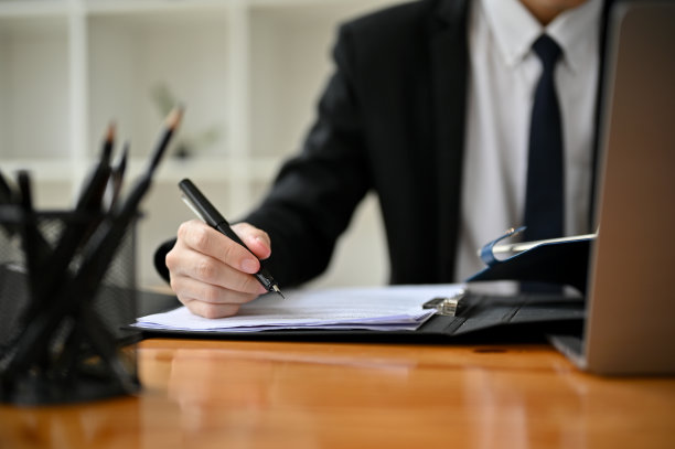 一名职业男性律师在办公桌前写通知信的图片图片下载