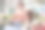 两名女花匠在一家五颜六色的花店合作。图片下载