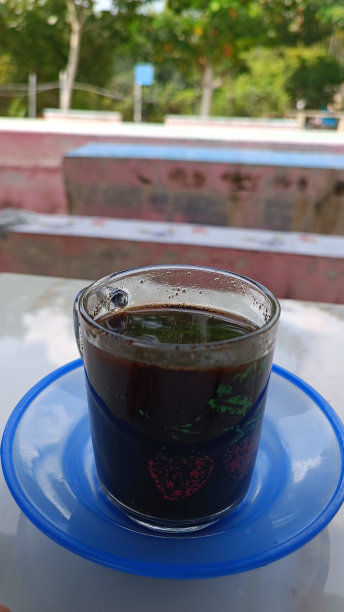 一杯黑咖啡的特写照片，让你在夏天游泳时更有耐力图片下载