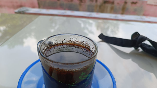 一杯黑咖啡的特写照片，让你在夏天游泳时更有耐力图片下载