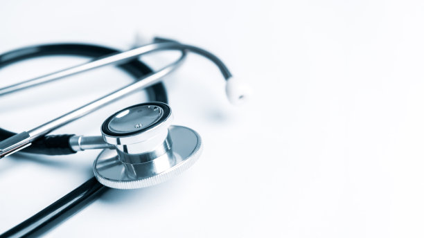 黑色听诊器在白色的桌子背景与复制空间。医疗保健和医疗概念。医院门诊主题诊断设备及仪器工具。图片下载