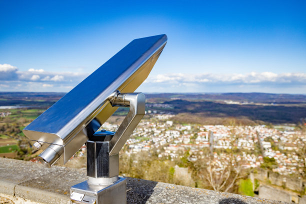 在霍恩威尔城堡的观景台上有一个望远镜，可以俯瞰辛根市和多云的天空图片下载