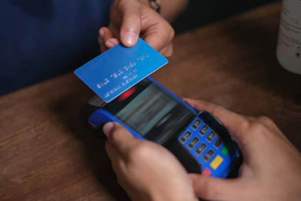 无法辨认的顾客用非接触式借记卡购物图片下载