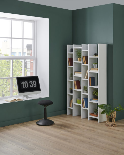 白色书架在房间角落风格，看书，城市景观。图片下载