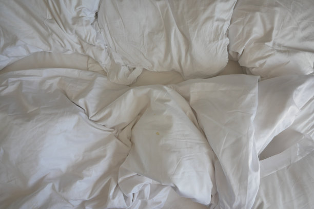 清晨凌乱的床，醒来后凌乱的床图片下载