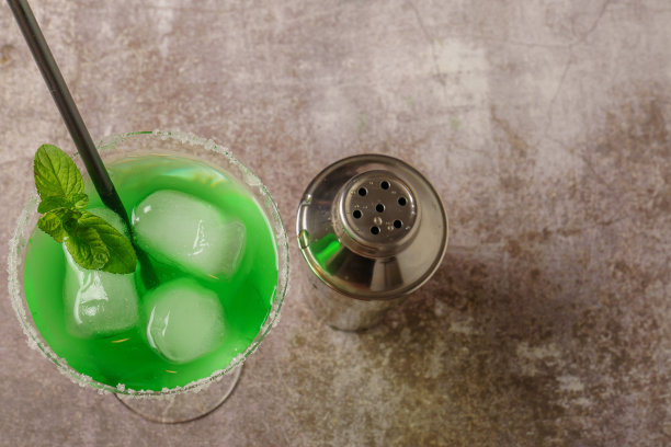 绿色鸡尾酒加薄荷冰和吸管图片下载