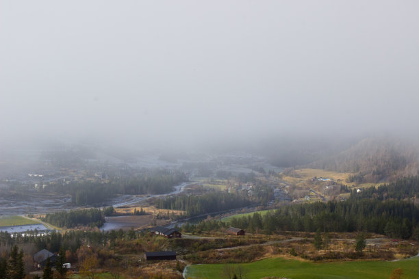 秋天被雾覆盖的风景，通往村庄的小路，挪威山谷，挪威巴斯克鲁德·海姆塞达尔，用于明信片，壁纸，封面设计，海报，日历，晨雾图片下载