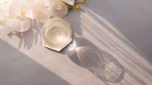 桌子上有反射太阳光的玻璃杯图片下载