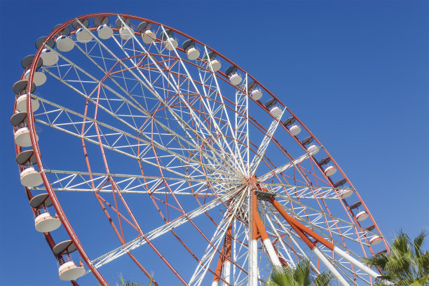 一个空的大轮子，背景是蓝色的天空图片下载