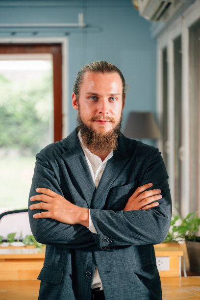 手持平板电脑在现代办公室工作的精明商人肖像图片下载