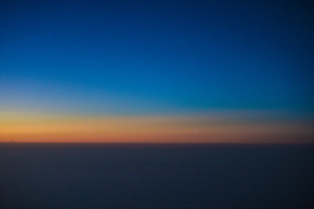 飞行-在云层之上图片下载