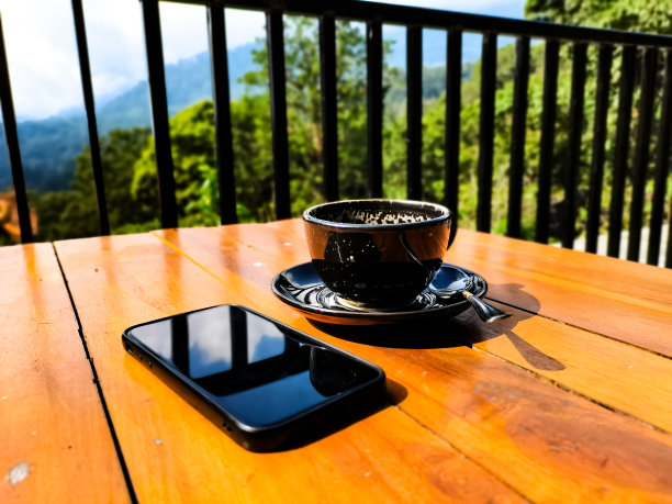 夏日照片里的咖啡杯和手机图片下载