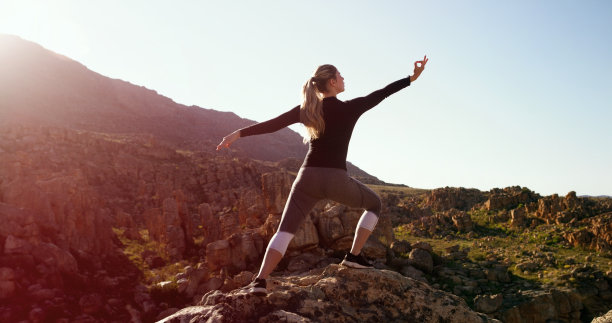 女人，在大自然的山崖上瑜伽和禅宗，在户外获得精神健康，身心。健身女性，瑜伽修行者或徒步旅行者，以自然姿势进行锻炼，训练或健康锻炼图片下载