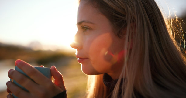 女人，想和露营度假喝咖啡，早晨的日出和冒险的心态，记住和观看。女生夏令营，茶和户外，带着想法，回忆和大自然的宁静图片下载