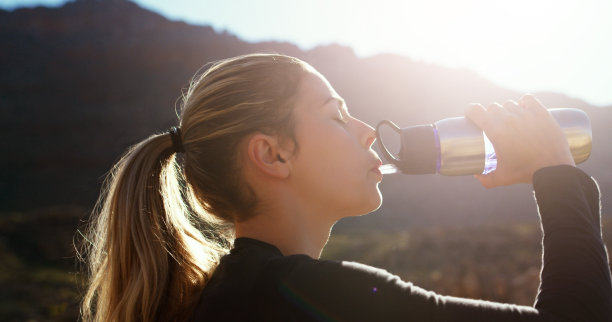 自然徒步旅行，女性面部轮廓和饮用水瓶运动补水，户外健康或运动员运动护理。训练探险、徒步休息和口渴的人用液体饮料图片下载