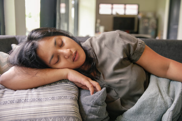 疲惫的马来西亚妇女在客厅休息图片下载