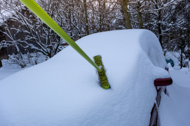 汽车除雪——大暴风雪图片下载
