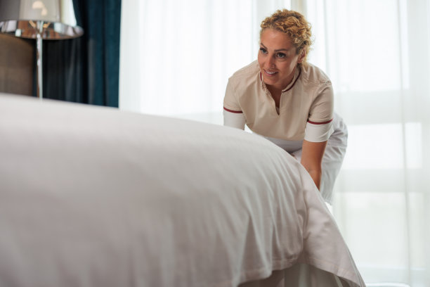 修理床单的白人女佣图片下载