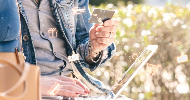 在笔记本电脑上使用信用卡进行网上购物的一对无法辨认的成熟夫妇的特写图片下载