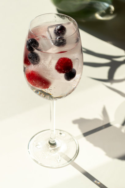 一杯矿泉水和冰块放在白色桌子上图片下载