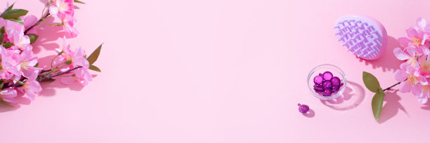 头皮按摩和清洁用洗发水刷头发维生素和精华液在讲台上，复制空间图片下载