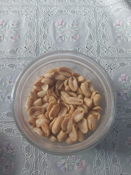 玻璃罐中油炸花生的高角度照片图片下载
