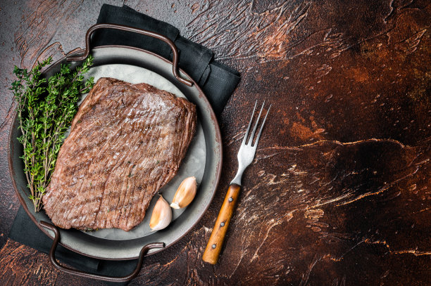 香草烤牛腩排。黑暗的背景。前视图。本空间图片下载