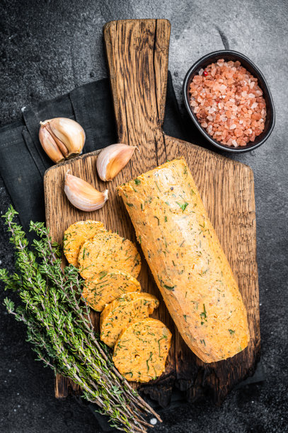 加莳萝、欧芹和大蒜的健康黄油。黑色背景。俯视图图片下载