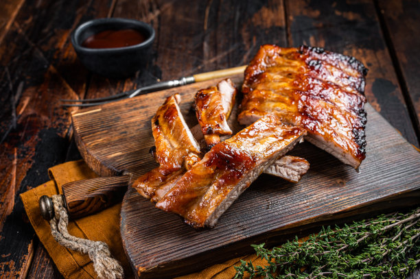 木板烤猪排。木制背景。俯视图图片下载