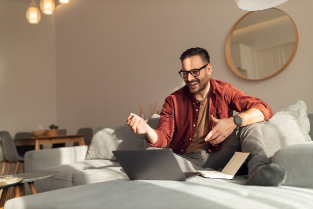 乐观，快乐的人在跟别人说话，通过笔记本电脑，解释着什么。图片下载