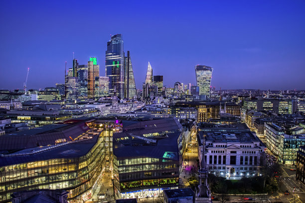伦敦城的天际线，也被称为“平方英里”，在伦敦，英国，晚上图片下载