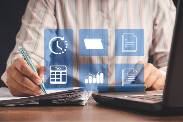 女商人用纳税表格填写个人所得税纳税表格图片下载