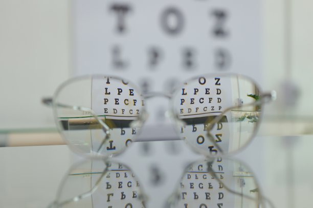 桌上眼镜，渐进式眼镜，老年人眼镜，渐进式眼镜，渐进式眼镜，模糊背景上的眼镜特写，透过眼镜看东西图片下载