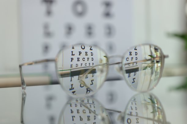 桌上眼镜，渐进式眼镜，老年人眼镜，渐进式眼镜，渐进式眼镜，模糊背景上的眼镜特写，透过眼镜看东西图片下载
