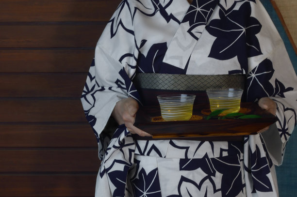 穿浴衣的女人和一杯绿茶图片下载