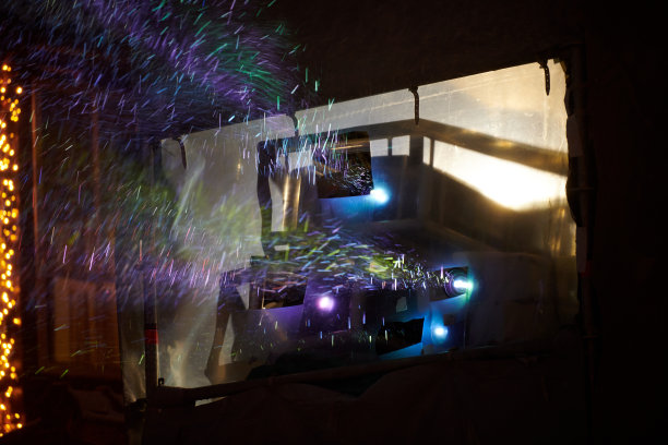 户外冬季电影放映机的灯光通过放映机的光线显示出模糊的雪图片下载