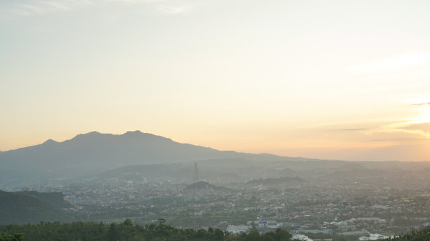 日落与天空，云，Rajabasa山在南榜从武吉阿斯兰或阿斯兰山的看法图片下载